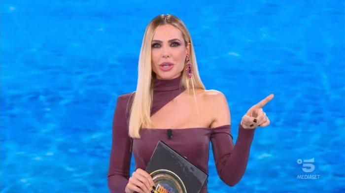 Caduta Di Ilary Blasi All'isola Dei Famosi