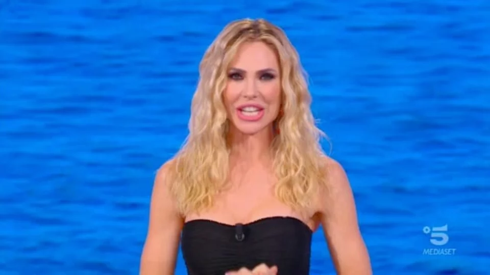 Ilary Blasi sfoggia un look total black per la puntata de L'Isola dei Famosi