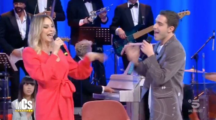 Stefania Orlando e Tommaso cantano insieme al Maurizio Costanzo Show