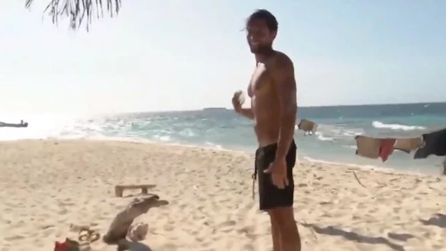 Gianmarco Onestini si spoglia e fa il bagno nudo a Supervivientes