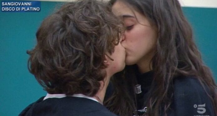 Giulia e Sangiovanni: la reazione del padre di lei al primo bacio