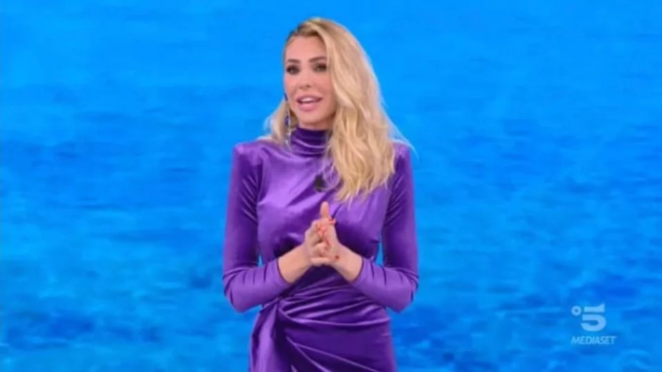 Ilary Blasi: i brand di abito, scarpe e orecchino a L'Isola dei famosi