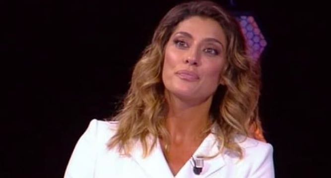 Elisa Isoardi indossa l'abito di un brand italiano per la puntata de L'Isola