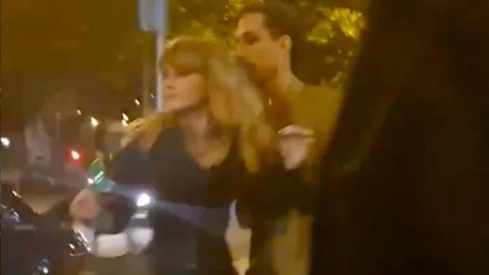 Damiano David salva Victoria da uno scooter che stava per investirla (VIDEO)