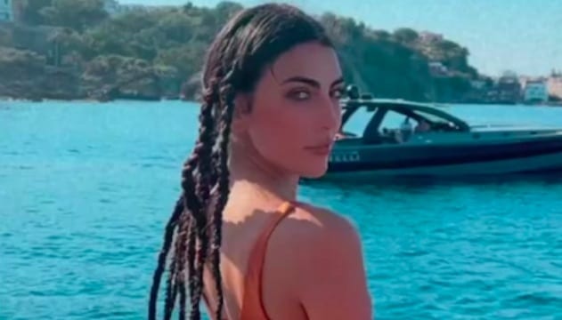 Giulia Salemi replica uno scatto di Kim Kardashian: le foto a confronto