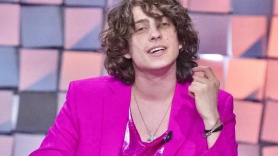 Sangiovanni in tendenza con l'hashtag #SangioIsOverParty: ecco perché