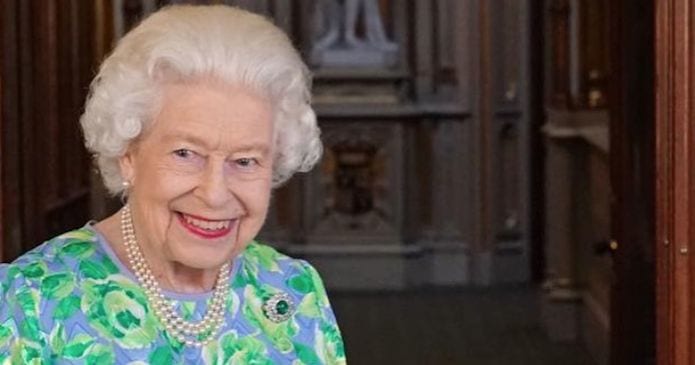 La Regina Elisabetta sorride sempre in pubblico per volontà di Filippo