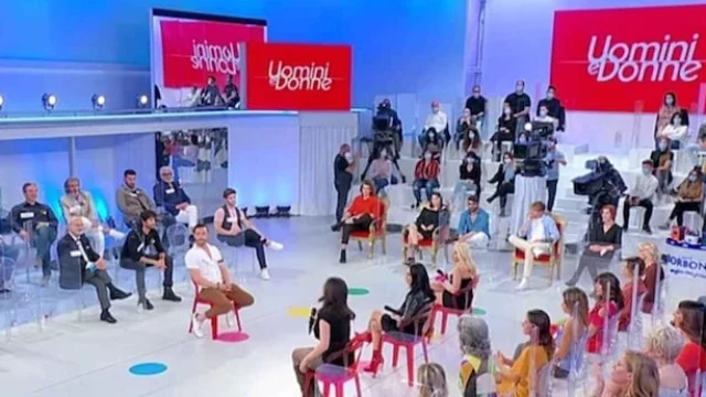 Uomini e Donne, coppia del Trono Over rimanda le nozze