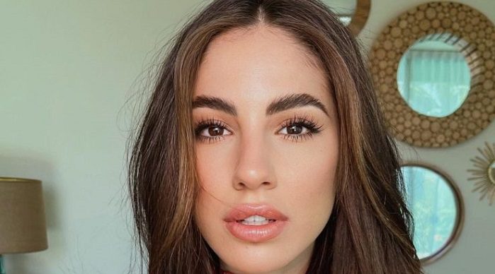 Giulia De Lellis critica chi fa i selfie post-vaccino, ma fa qualcosa di simile