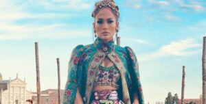 Jennifer Lopez sfila a Venezia con il cartellino del vestito attaccato