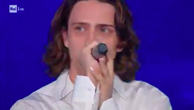Sangiovanni si commuove sul palco del Seat Music Award (VIDEO)
