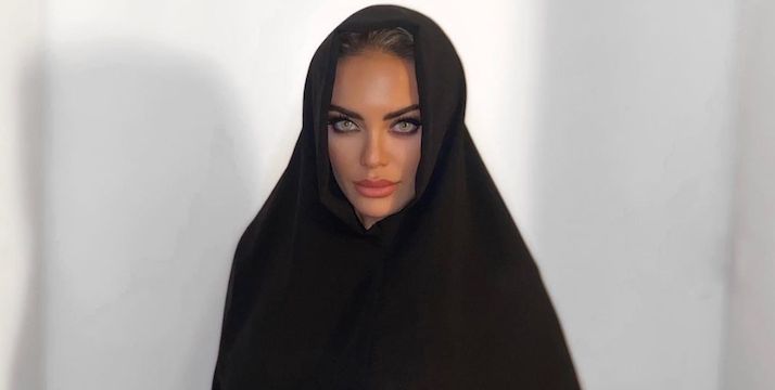 Elena Morali sfila a Venezia con un abito con il velo islamico