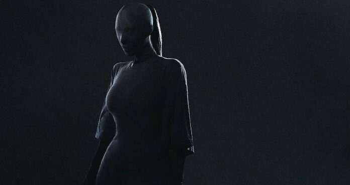 Kim Kardashian arriva al Met Gala 2021 con un outfit che fa discutere