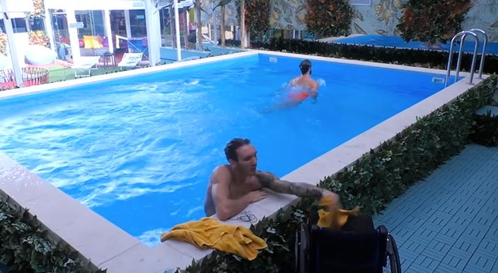 Manuel Bortuzzo nuota per la prima volta nella piscina del GF Vip