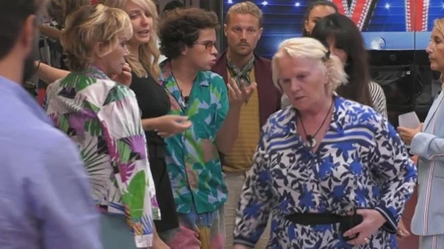 Katia Ricciarelli sbrocca in piena notte contro i coinquilini
