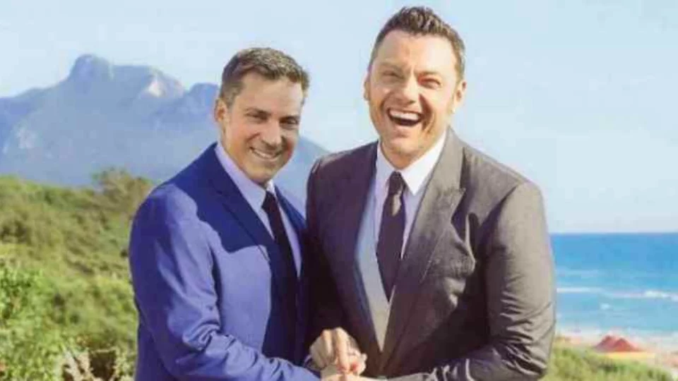 Tiziano Ferro si fa un tatuaggio dedicato a suo marito Victor