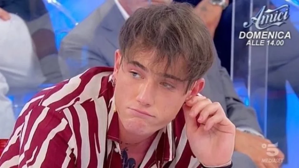 Joele Milan si è tatuato un trono distrutto dopo Uomini e Donne