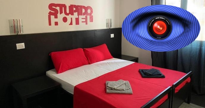 Lo Stupido Hotel a Rimini ricrea il Grande Fratello con telecamere in camera