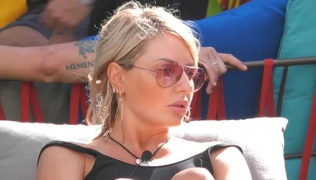 Manila Nazzaro dorme a seno scoperto: gaffe per l'ex Miss Italia