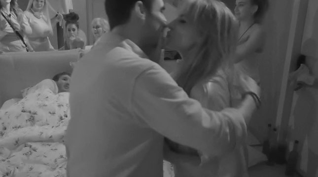Nicola Pisu, dopo il palo da Soleil Sorge, dà un bacio a Miriana Trevisan
