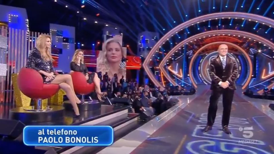 Paolo Bonolis chiama in diretta al GF Vip e svela un segreto su Sonia