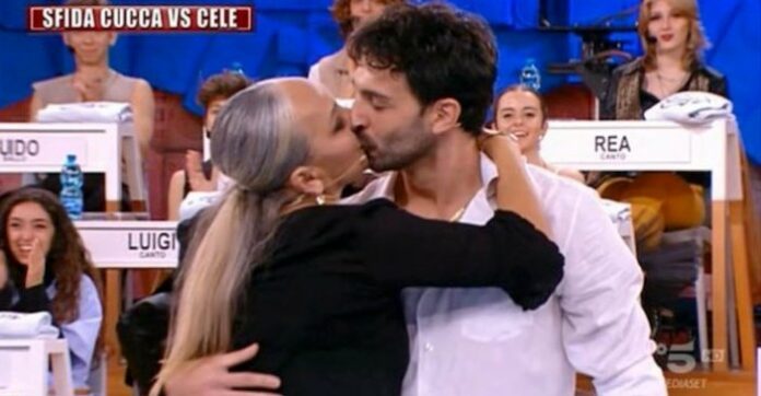 Alessandra Celentano sfida Lorella e bacia Raimondo Todaro