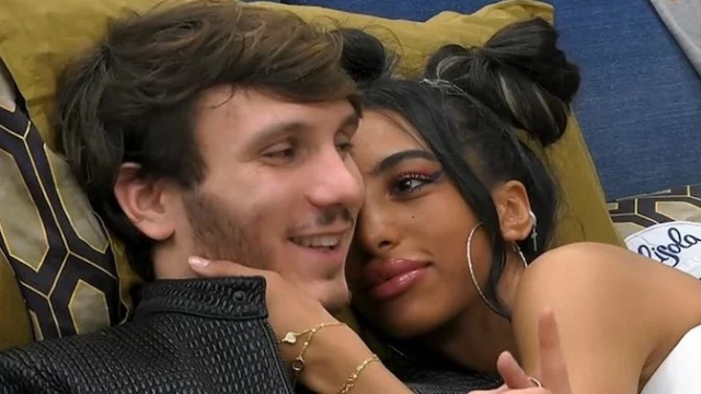 Manuel Bortuzzo fa toccare a Lulù il punto del busto in cui è entrato il proiettile