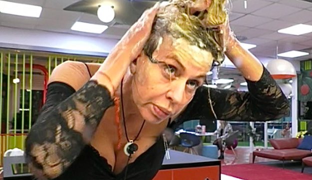 Valeria Marini si lava i capelli in cucina al Grande Fratello Vip