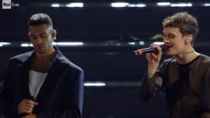 Blanco e Mahmood sul palco di Sanremo 2022 - Up & Down