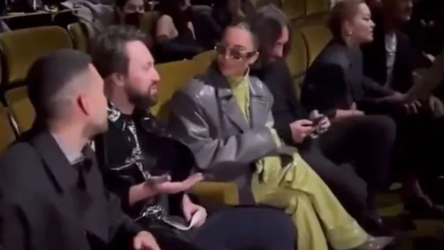 Mahmood si presenta a Kim Kardashian durante una sfilata
