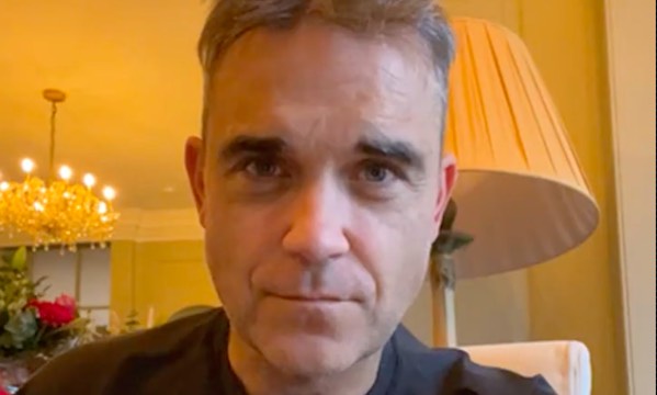 Robbie Williams ha venduto tutte le sue case: la confessione del cantante