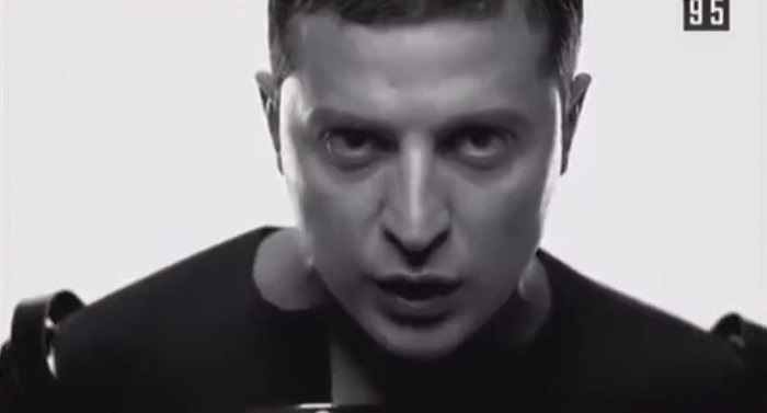 Volodymyr Zelenskyy canta e balla sui tacchi in uno show TV (VIDEO)