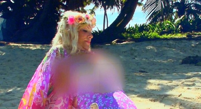 Ilona Staller provoca e resta in topless a L’isola dei famosi (FOTO)