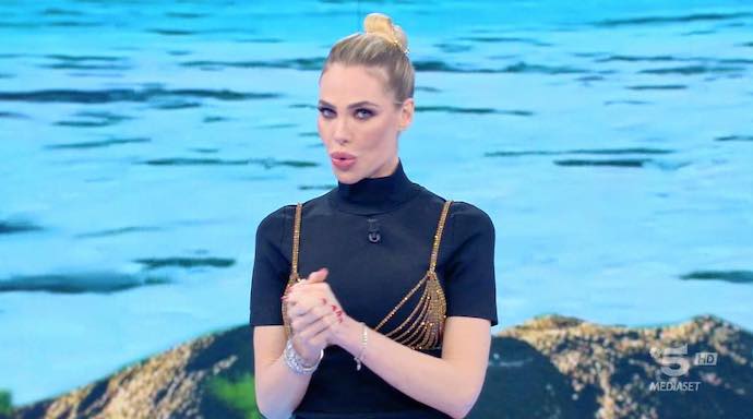 Ilary Blasi: il prezzo del reggiseno d'oro indossato all'isola