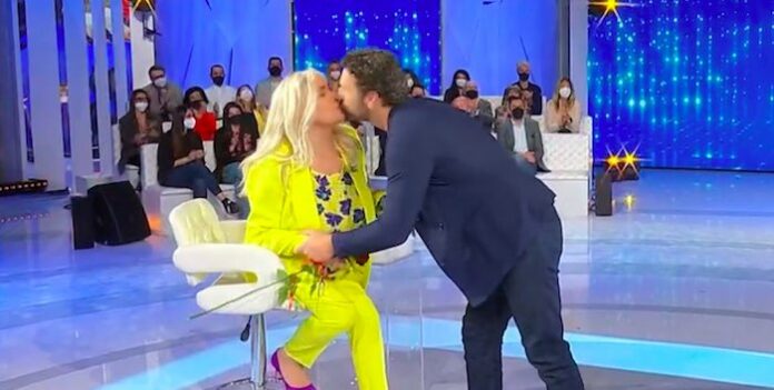 Mara Venier e il bacio con Raoul Bova a Domenica In (VIDEO)