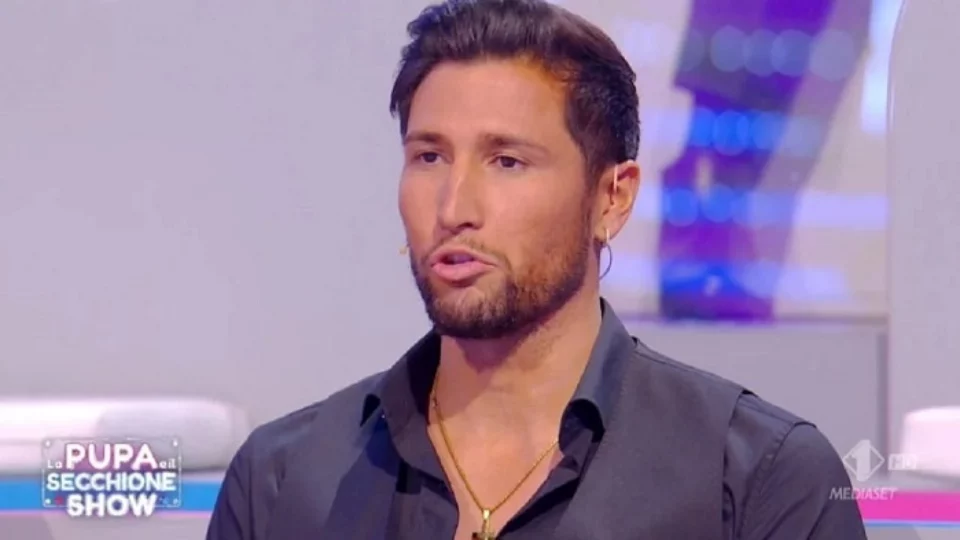 Gianmarco Onestini bacia famosa pupa a La Pupa e il Secchione