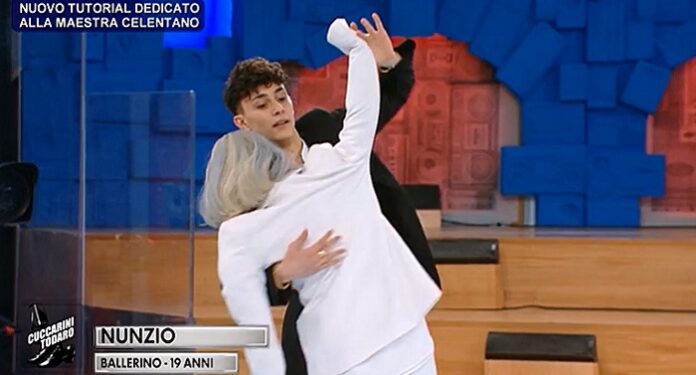 Amici 21, Nunzio balla col manichino di Alessandra Celentano (VIDEO)