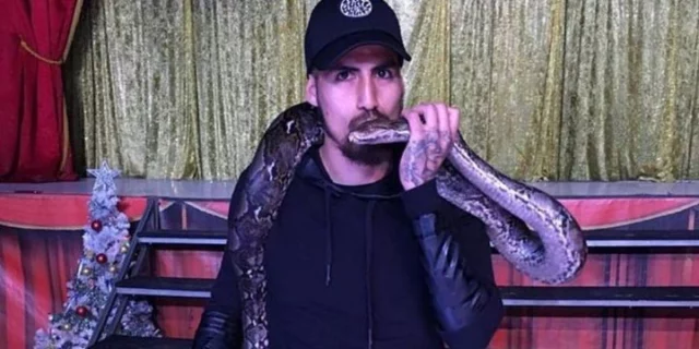 junior benitez lingua biforcuta foto