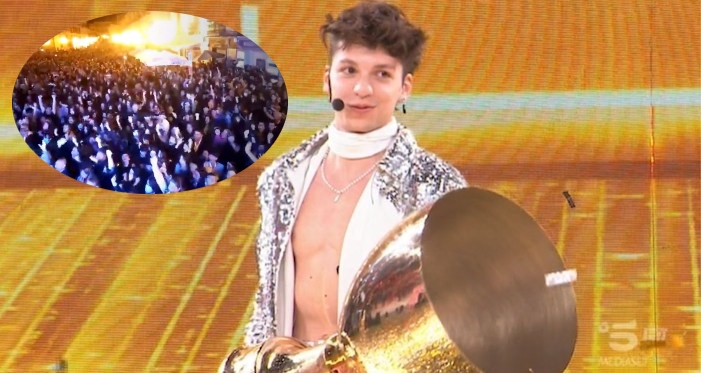 Luigi Strangis, migliaia di persone nella piazza del suo paese per la vittoria Luigi Strangis, migliaia di persone nella piazza del suo paese per la vittoria