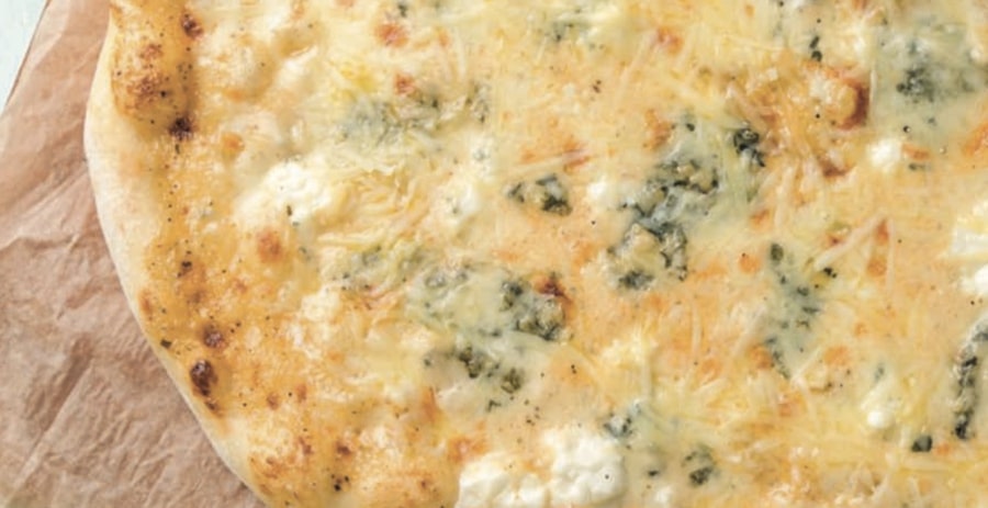 Ricetta Pinsa romana ai quattro formaggi con i prodotti venduti da Crai Ricetta Pinsa romana ai quattro formaggi con i prodotti venduti da Crai