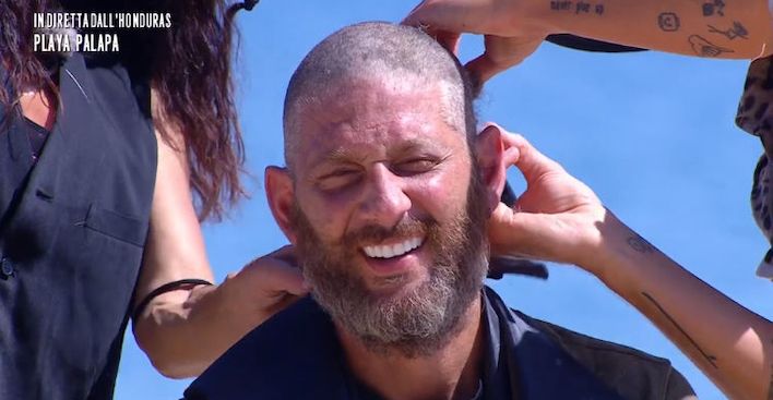 Edoardo Tavassi si fa rasare i capelli: la reazione della figlia di Guendalina Edoardo Tavassi si fa rasare i capelli: la reazione della figlia di Guendalina