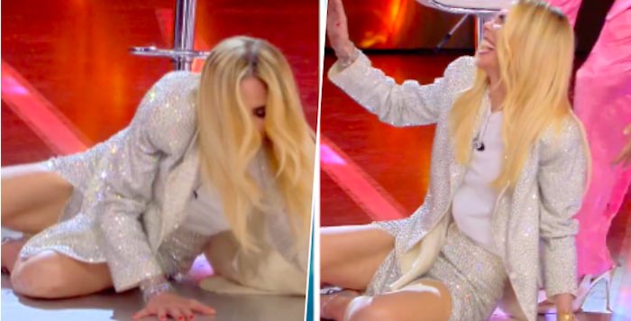 Ilary Blasi cade dallo sgabello durante la diretta de L’Isola dei Famosi Ilary Blasi cade dallo sgabello durante la diretta de L’Isola dei Famosi