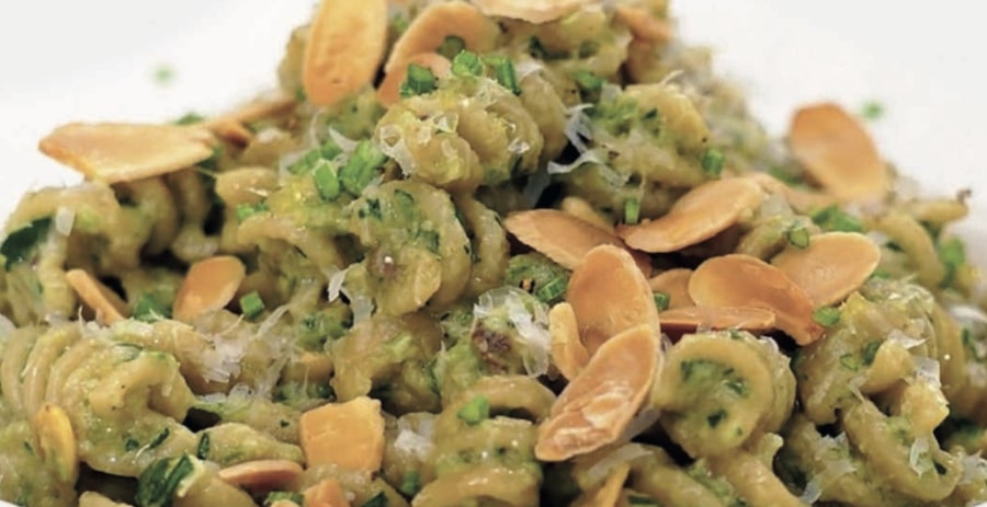 Chef in camicia: pasta al pesto di gambi di prezzemolo con La Molisana Chef in camicia: pasta al pesto di gambi di prezzemolo con La Molisana