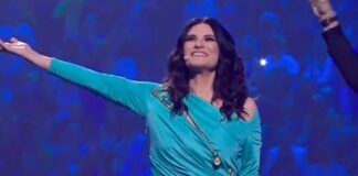 Laura Pausini canta a cappella Nel blu dipinto di blu e conquista il web