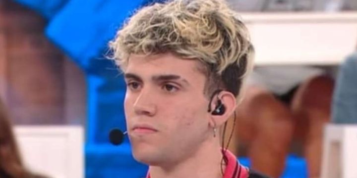 Aka7even va alla festa di compleanno della ragazza che lo aveva invitato Aka7even va alla festa di compleanno della ragazza che lo aveva invitato