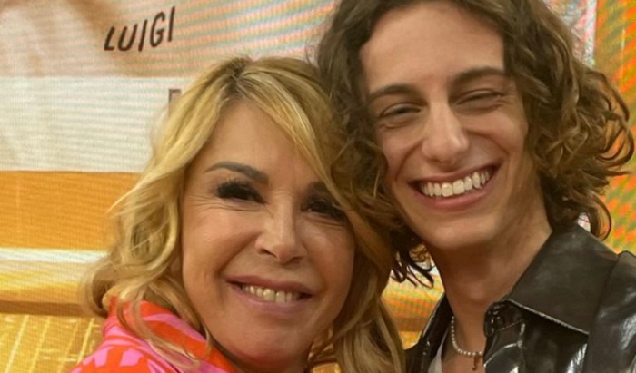 Albe lascia un regalo nel camerino di Anna Pettinelli: lo splendido gesto (FOTO) Albe lascia un regalo nel camerino di Anna Pettinelli: lo splendido gesto (FOTO)