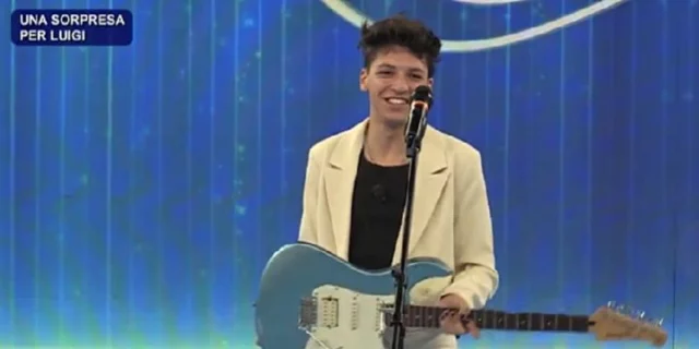 amici 21 luigi bambino prima chitarra