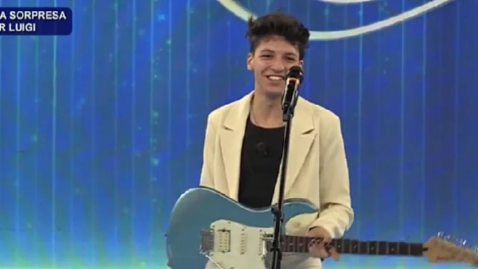 amici 21 luigi bambino prima chitarra