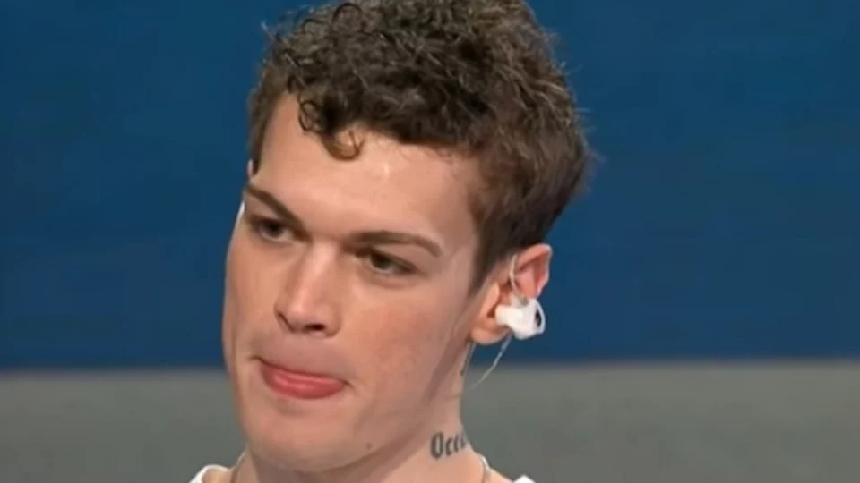 Blanco tira una bottiglietta d’acqua nel camerino dei francesi