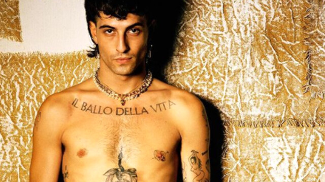 Damiano David nudo e sui tacchi per il lancio del nuovo singolo Supermodel